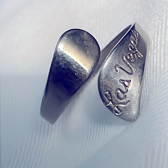 Vintage Expandable Las Vegas Souvenir Ring - Picture 2 of 4